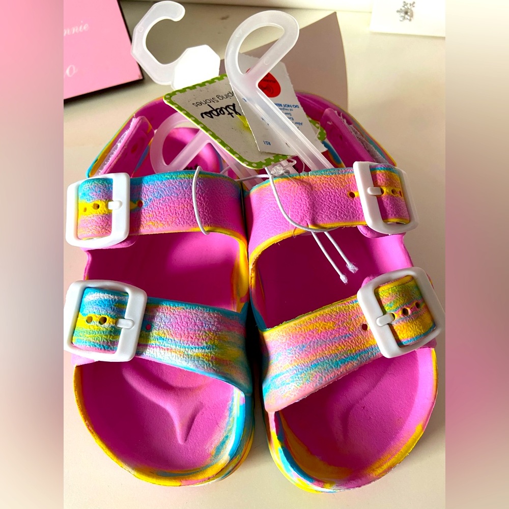 Toddler girl size 9 sandals, brand new never worn.